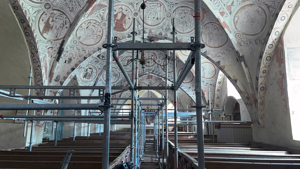 Byggställningar fyller just nu upp utrymmet i S:ta Maria Kyrka.