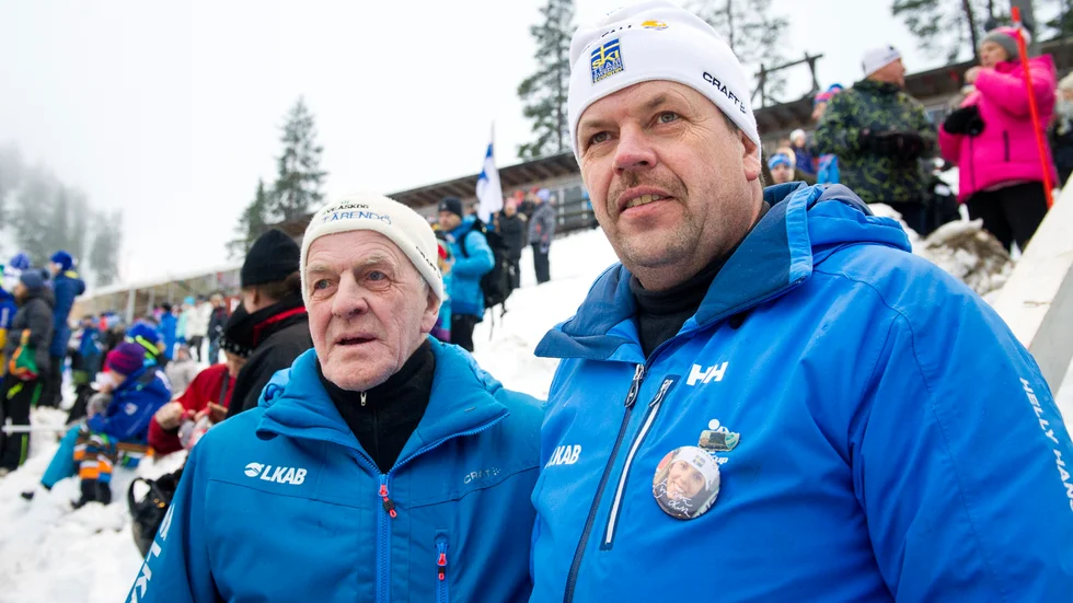 Farfar Bengt Kalla fanns ofta vid spåret när Charlotte tävlade. Här med Per-Erik Kalla under en världscupspremiär i Ruka 2015.
Foto: Carl Sandin / BILDBYRÅN 