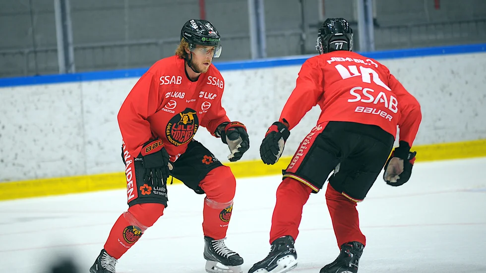 Mario Kempe kör de individuella övningarna samt här en tuff övning som han själv säger att han behöver. "Det ger mjölksyra och det behöver jag".