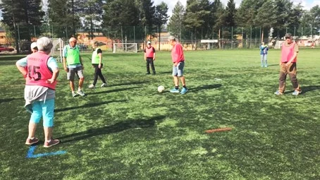 Gåfotboll är en ung sport som passar äldre gott, menar PRO Björkskatan i Luleå.