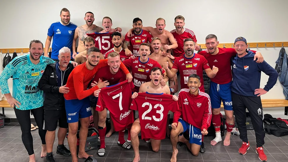Borens IK:s spelare och ledare jublar i omklädningsrummet på Bilbörsen arena i Linköping. Klart för cupfinal efter seger mot Hemgårdarnas BK på straffläggning.