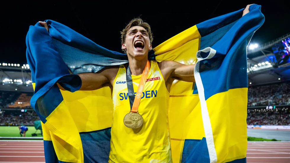 Armand Duplantis framför fotograferna. Han får skrika ut sin guldglädje gång på gång. Det här var hans femte stora mästerskapsguld och han är bara 23 år.
