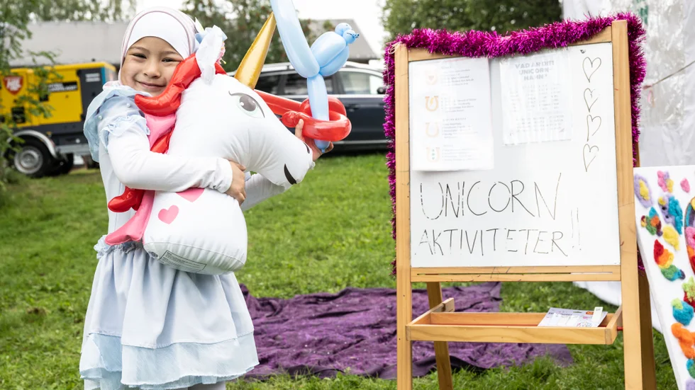 I helgen anordnas Älvsyns Sensommarfest. Under lördagen sökte sig många barnfamiljer till Lomtjärnsparken för lek och aktivitet. Sjuåriga Fatima Mirzaeva från Ukraina tyckte det var roligt med ballonger och enhörningsaktiviteter.