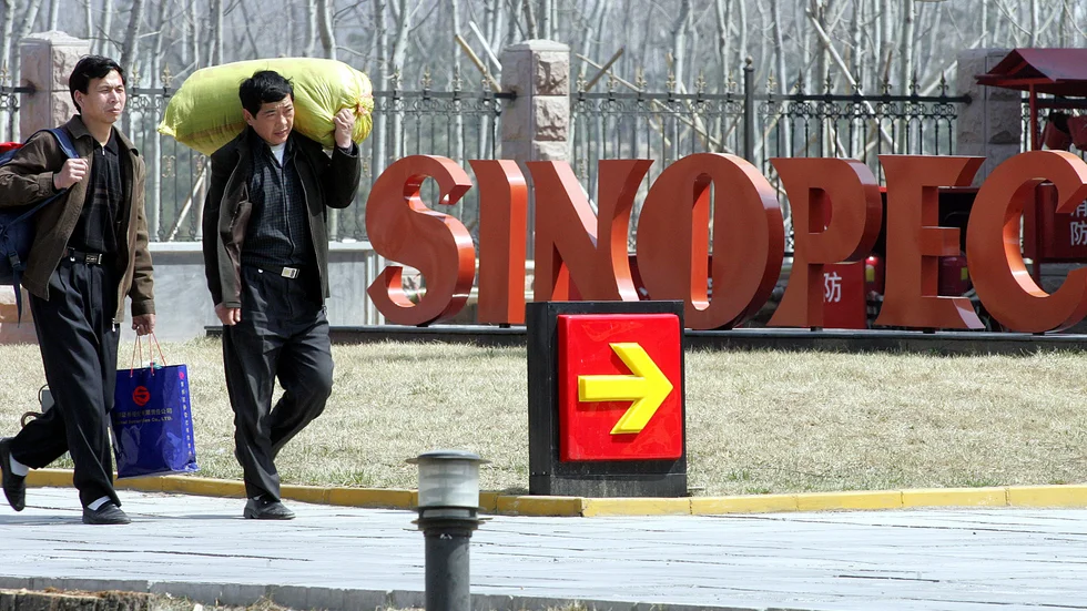 Sinopec (även känt som China Petroleum & Chemical Corp) redovisar ett kraftigt vinstfall för årets första halvår. Arkivbild