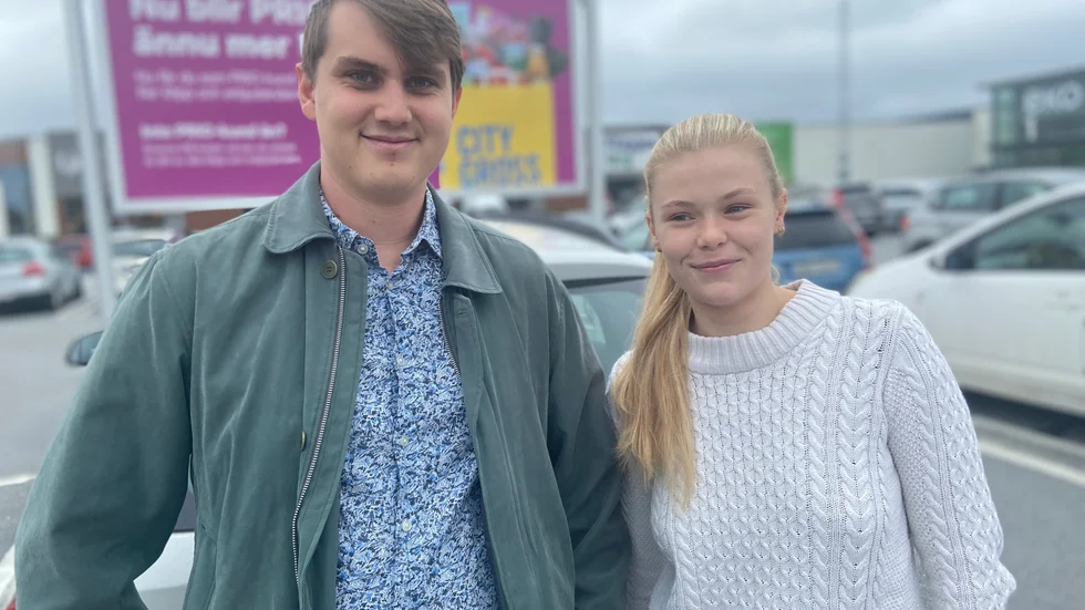 Madicken Hallström och Viktor Annas lägger nästan alla sina pengar på mat och tycker om att butikerna riktar sina kunderbjudanden efter vad de brukar köpa. 