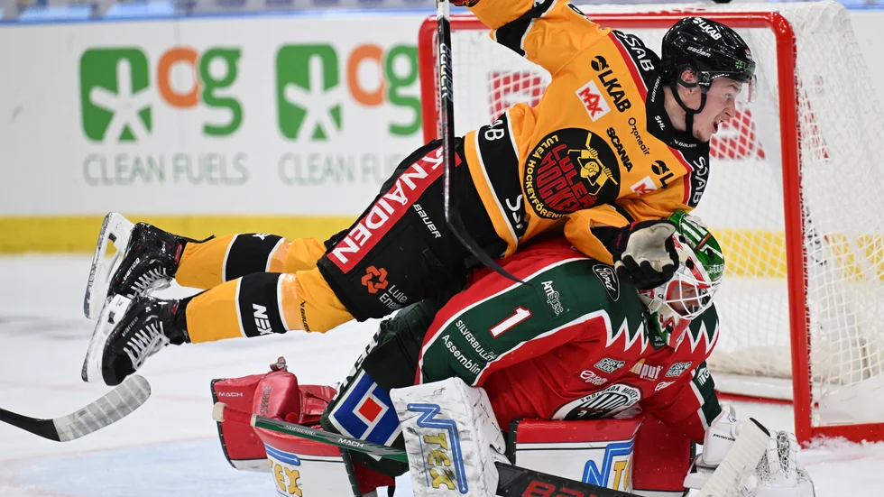 Luleås Pontus Andreasson mot Frölundas målvakt Lars Johansson.