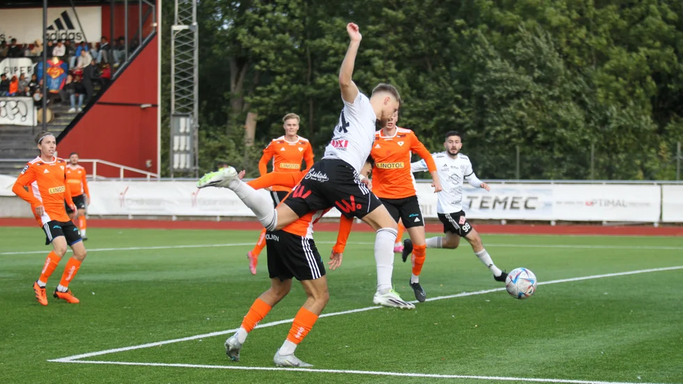 Motala AIF:s Albin Ödberg i attack i Sylvias straffområde i norrettan-derbyt.