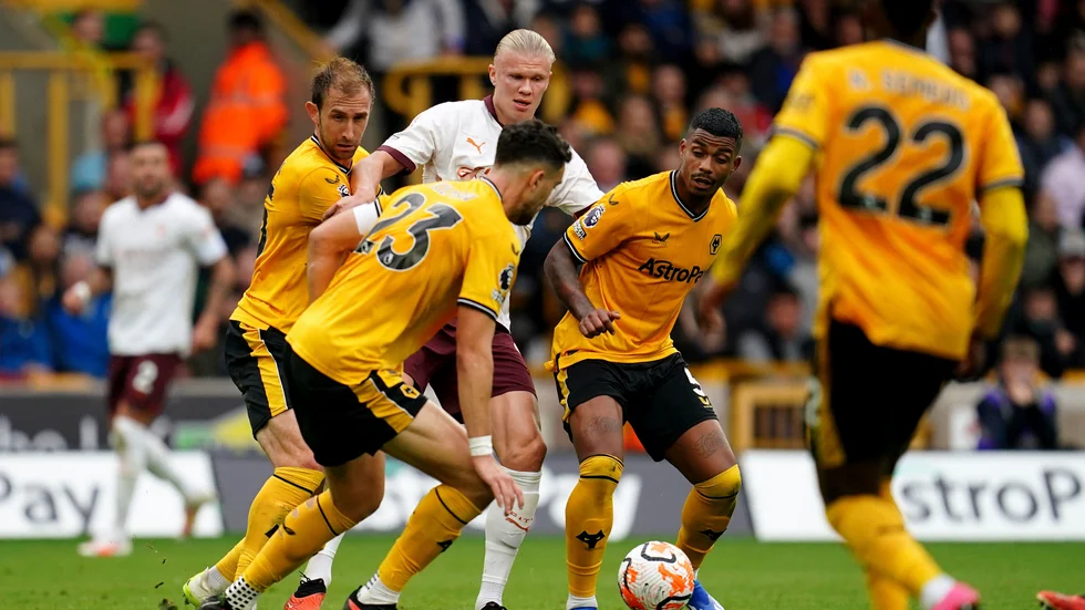 Manchester Citys Erling Haaland hårt uppvaktad av flera Wolverhamptonspelare.