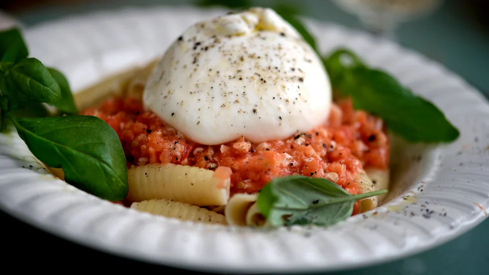 Signaturen Matkritisk har synpunkter på skolmaten i Streängnäs. På bilden pasta med rå tomatsås och burrata.