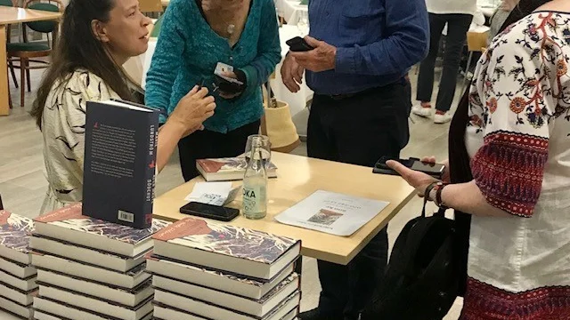 Författaren och radioprofilen Marie Lundström besökte Norrbottens Gilles surströmmingsfest.