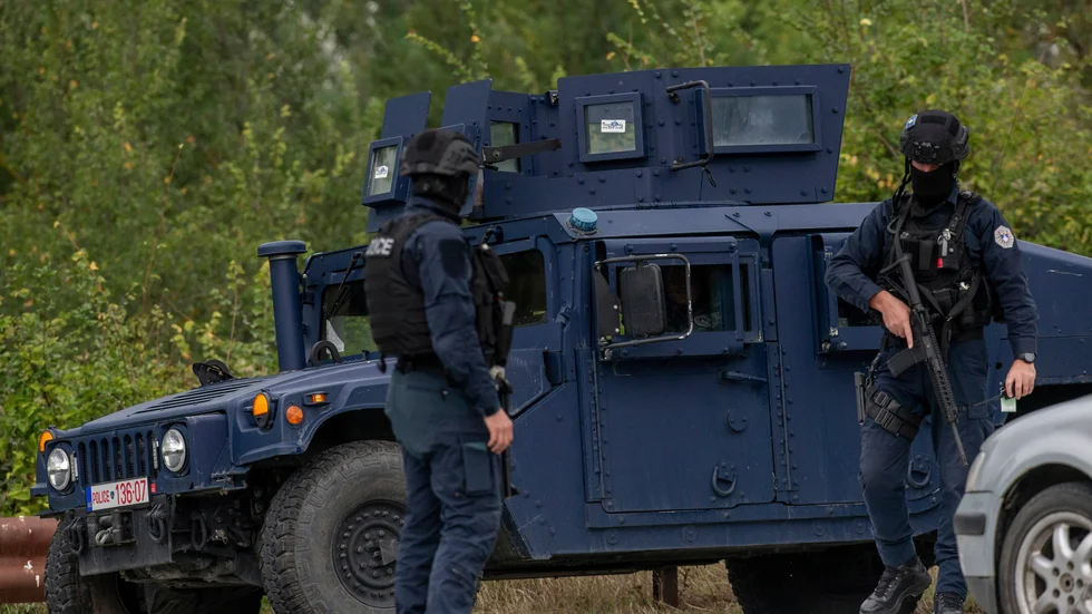 Polis i Kosovo genomför sökande efter misstänkta gärningsmän efter söndagens attack.