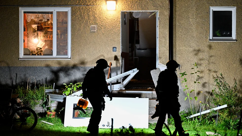 En kraftig detonation har inträffat i anslutning till ett flerfamiljshus i Hässelby strand, Stockholm.
