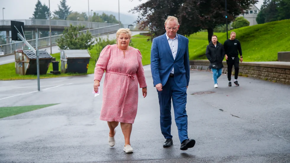 Høyre-ledaren Erna Solberg och hennes make Sindre Finnes. Bild tagen vid Norges kommunalval den 11 september, innan skandalen hade briserat med full kraft.