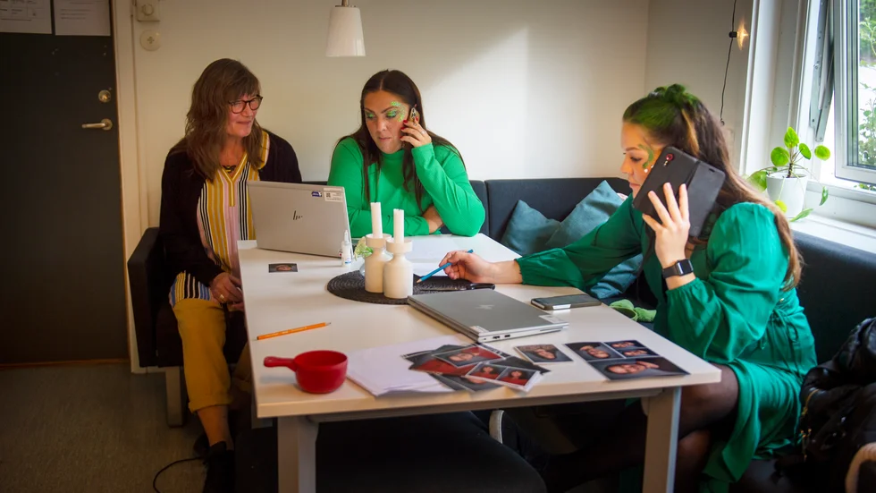 Kristin Viman, rektor på Sjösa skola, med Emma Kapanen Kjellberg och Matilda Steen som jobbar med att ringa till föräldrar.