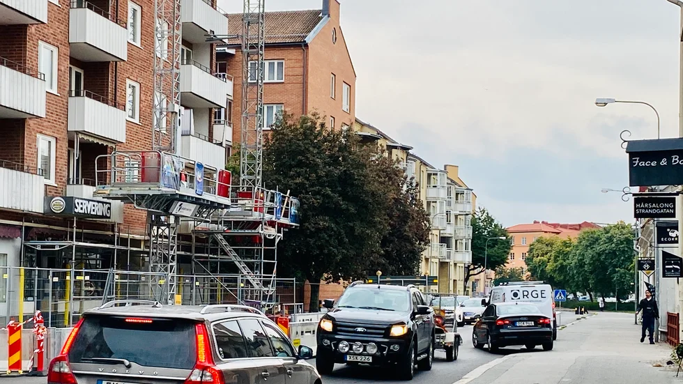 Visst trafikkaos råder på Strandgatan under rusningstrafik när ett körfält är avstängt utanför Janelings.