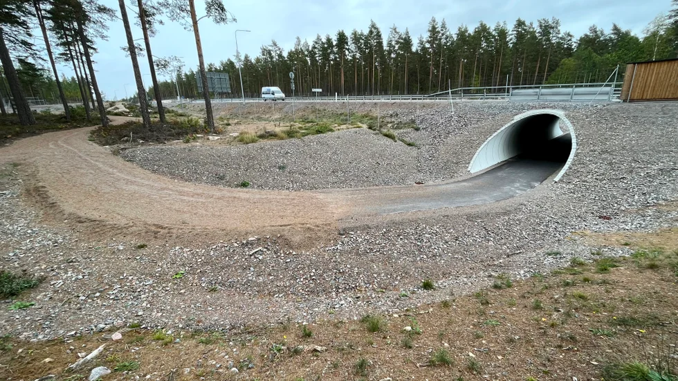 Asfalten tar slut strax utanför gång- och cykeltunneln. Samhällsföreningen vill nu asfaltera den anslutande gång- och cykelvägen.