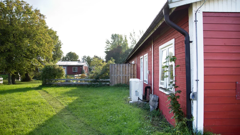 Hyresrätterna på Slipstensvägen och Lillvägen i Burgsvik ägs av Öja Ockes Fastigheters AB. Företaget vill dock sälja fastigheterna och erbjuder därför de nuvarande ägarna eget ägande.
