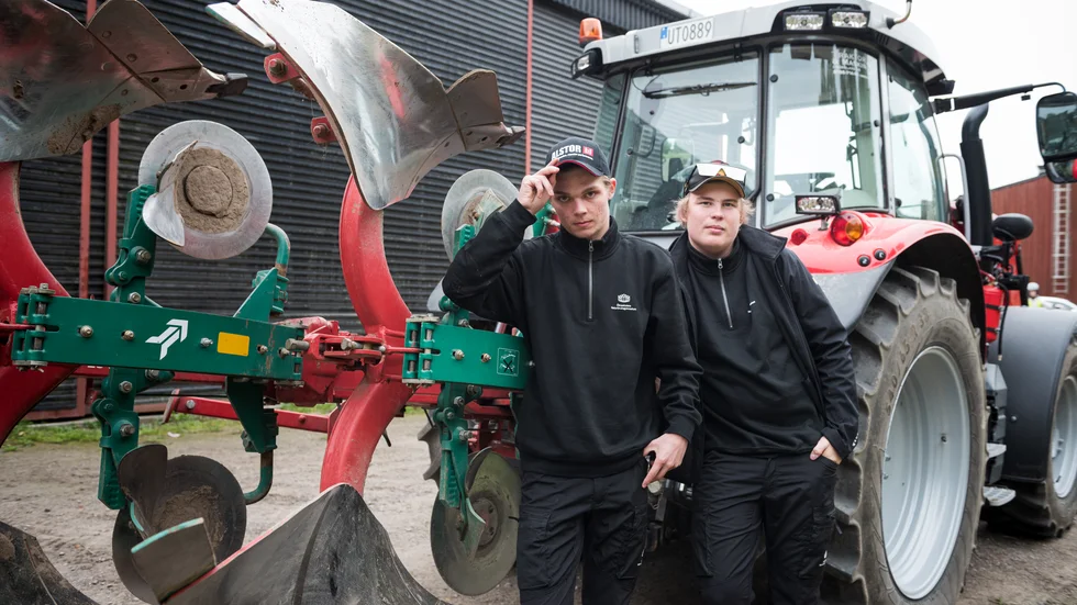 Arvid Johansson är uppväxt i Kolmården och Martin Liss i Eskilstuna, båda bor nu på skolans internat. 