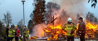 Se de dramatiska bilderna från nattens jättebrand
