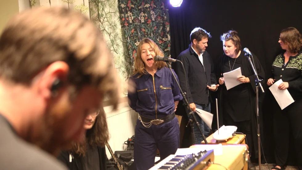 Anna Sundström ger ut en dubbel-EP med sitt projekt Mirny Mine och ger samtidigt en storslagen föreställning i Visby domkyrka på fredagskvällen.