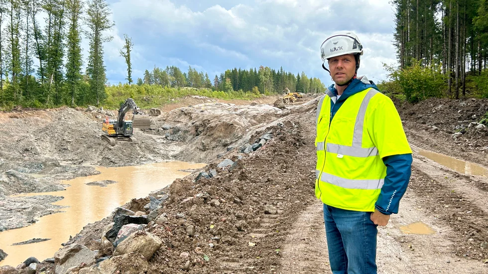 Torbjörn Arvidsson på Trafikverket visar hur den nya förbifarten tar form. 