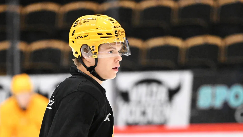 Skellefteå AIK-forwarden Oskar Vuollet har öst in poäng i J20 och fått förtroende i SHL. Nu är forwarden tillbaka i juniorlandslagen.