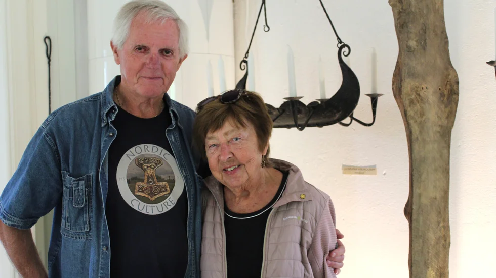 Hans Ström är konstnär och ordförande i föreningen Nordic Culture, som ligger bakom utställningen. "Vi kör så länge det går innan det blir för kallt", säger hans fru Anette Ström.