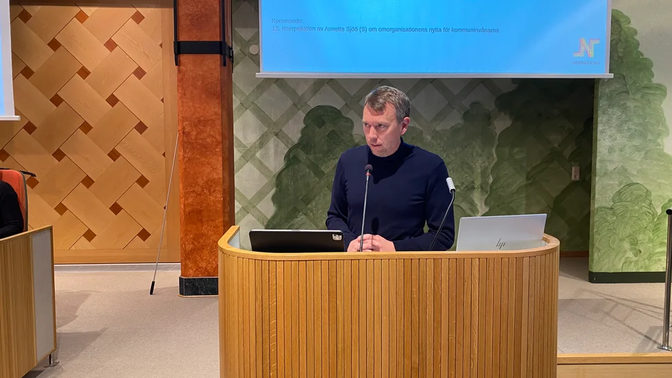 Oppositionsrådet Olle Vikmång (S) i talarstolen på kommunfullmäktige.