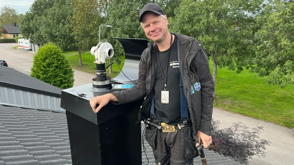Ronny Holmberg har arbetat inom branschen i snart 25 år och berättar att de går upp på taken i alla väder.