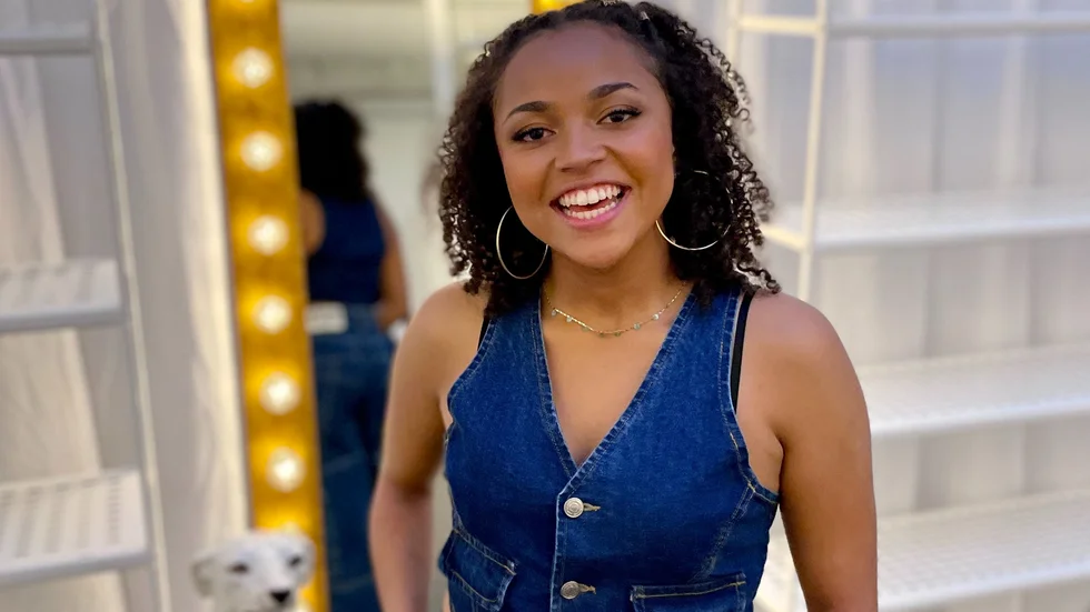 Under tisdagskvällen var Cimberly tredje artist ut på scenen där hon tog sig an Aretha Franklins stora hit “Think”. Iklädd ett jeansset, med jeans lånade av sin nyfunna vän Isak, osade hennes outfit 60- och 70-tal, som sig bör när man tolkar soulens drottning.