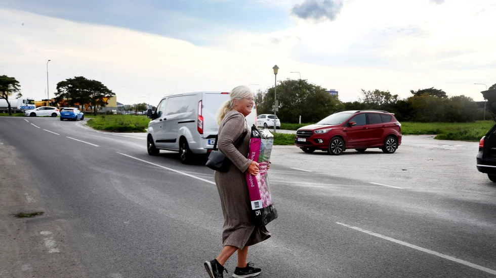 Trafiksituationen på såväl Hangarvägen som Lummelundsväg har ökat markant i takt med att det har byggts mer i Väskinde, menar Marie Othberg. Hon välkomnar en översyn och att åtgärder görs för såväl boende som trafikanter.