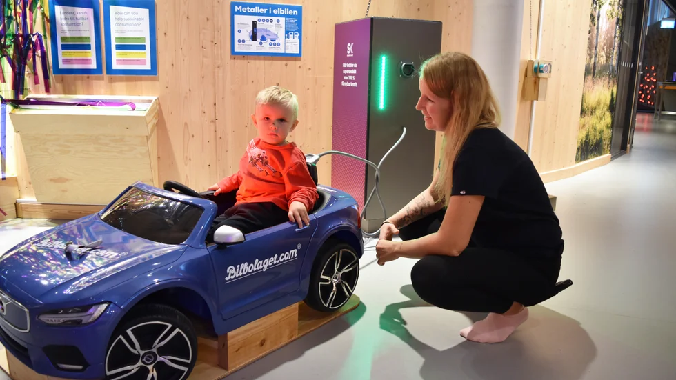 Casper Jakobsson får hjälp av Therese Lindqvist att ladda bilen.