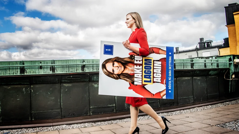 Hon får ta sin skylt och gå. Turerna kring Kristdemokraternas EU-parlamentariker Sara Skyttedal är rena reality-såpan. 