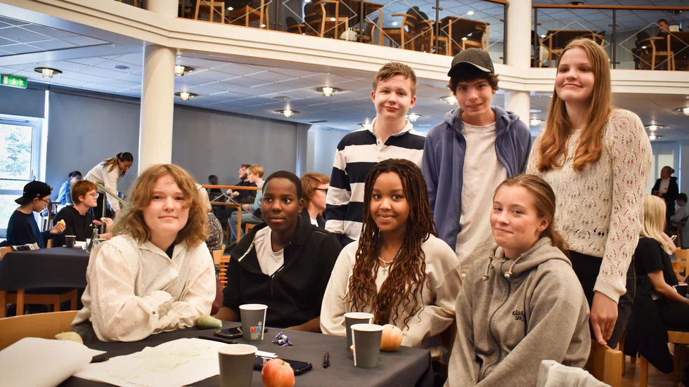 Elever från Bolidenskolan, övre raden fr. v: Elis Larsson, Tim Långström, Selma Bergqvist, Elise Wänstedt, Mohammed Kababa, Amelie Ingabire, Lovisa Stenberg.