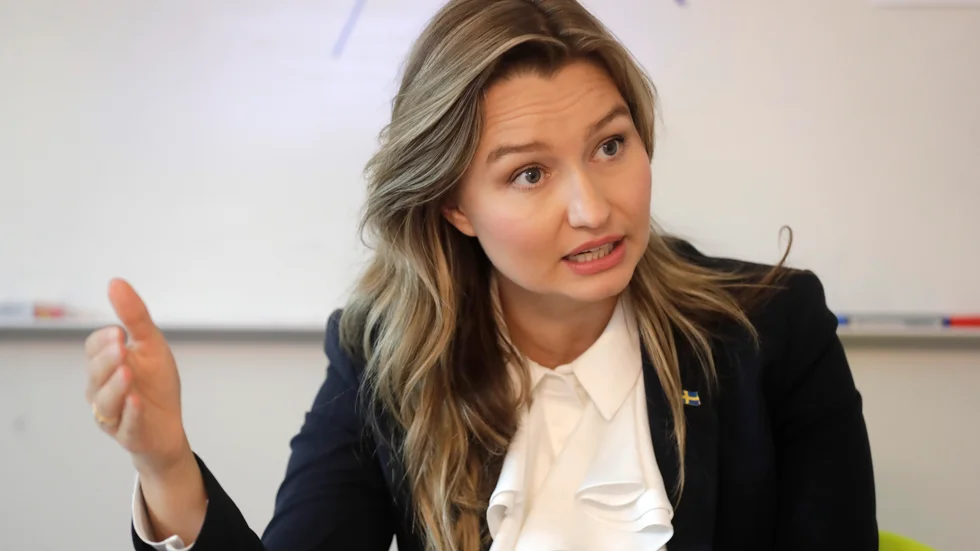 "Min generella, principiella hållning det är att vi inte kan ha en utveckling där enskilda kommuner börjar hålla enskilda företagsetableringar gisslan som ett sätta att mjölka pengar ur bolagen på", säger Ebba Busch (KD).