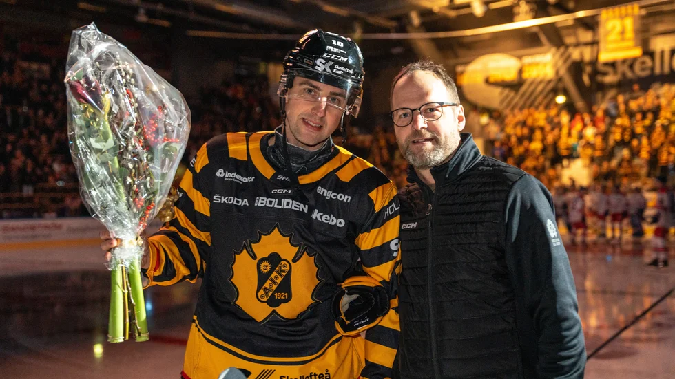 Niclas Lundkvist tillsammans med Joakim "Jocke" Lindström under förra säsongen. Nu står det klart att sportchefen blir kvar i Skellefteå AIK till minst 2025.