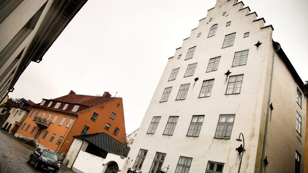 Visbymäklarna är på väg att sälja en lägenhet i Liljehornska huset. Trots att föreningen höjde avgiften med 30 procent 2022, och höjer med ytterligare 20 procent i år, finns det spekulanter.
