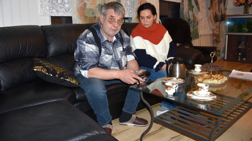 Bent Hansen visar att han kommer in i Sebastians journal, men att där inte finns några uppgifter om vården i Sunderbyn.