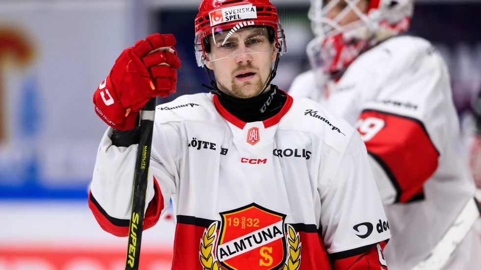 Almtunas Hampus Harlestam deppar under en match borta mot Södertälje. Nu kan centern var förlorad för Almtuna till just Södertälje.
