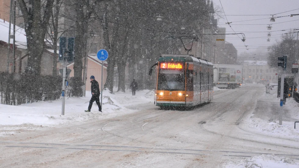 Ett par decimeter snö kan falla mellan tisdag och onsdag. SMHI har lagt en gul varning för norra Östergötland.
