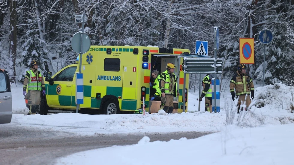En person har förts till sjukhus efter en trafikolycka.