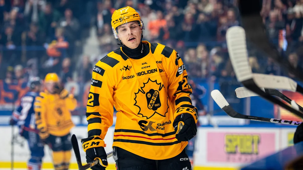 Jonathan Johnson åker för att fira AIK:s kvitteringsmål i lördagens match mot Växjö.