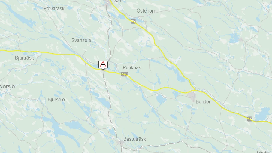 Räddningstjänst är framme på olycksplatsen. Ambulansen lämnade utan åtgärder.