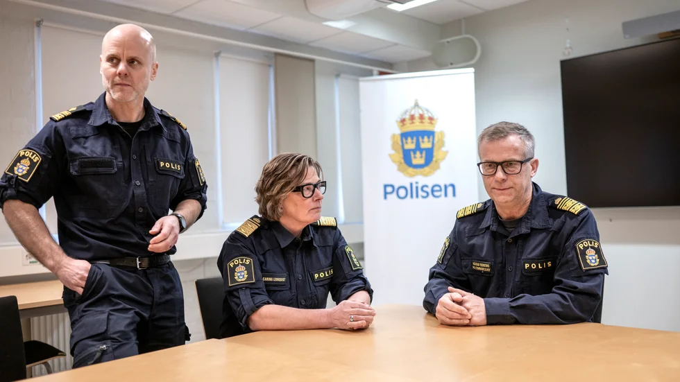 Kristoffer Axell, chef för lokalpolisområde Södra Vätterbygden, Carina Lennquist, biträdande regionpolischef, och Håkan Boberg, chef polisområde Jönköping, dagen efter händelsen då en av deras kollegor skadades allvarligt.