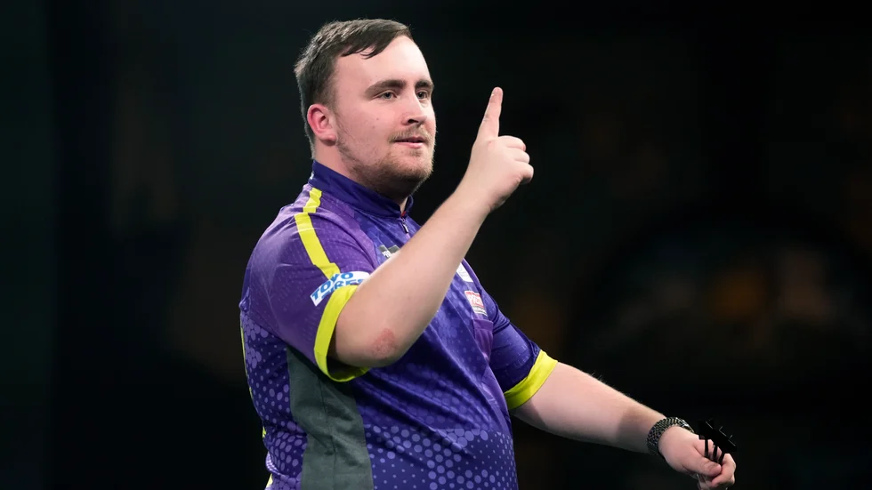 Luke Littler i samband med semifinalen mot Scott Williams i dart-VM som avgörs i London. Arkivbild.