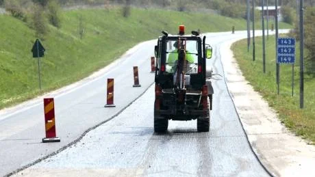 Sträckan mellan Bilcity och Medvalls kiosk asfalterades i går. I dag fortsätter man fram till den södra Terra Nova- rondellen.