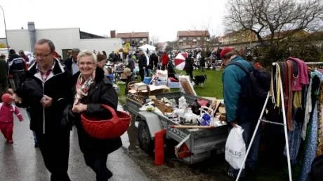 Full fart. Intresset för loppisen var stort, köpare och säljare hade mycket att göra.
