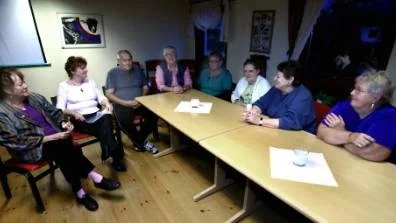 upprop. Stridslystna pensionärer i Roma, från vänster Inga-Britt Roos Ahlström, Irene Magnusson, Jean Karlsson, Else-Mari Carlsson, Gerd Hinas, Siv Andersson, Ulla Lekander och Margit Lyander.