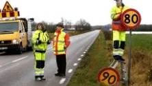 Efter. Så blev det efter skyltbytet: söder om Hablingbo får man nu bara köra i 80 kilometer i timmen. Stefan Thomsson skötte bytet, men även Ann-Louise Almgren och Kurt Palmgren fanns på plats.