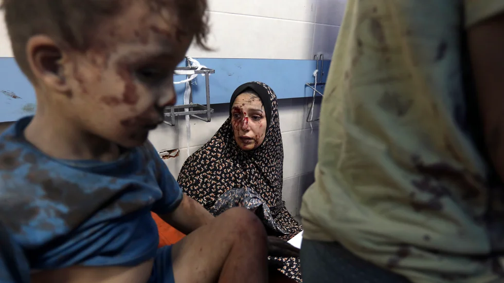 Israels flygräder mot Hamasledda Gaza fortsätter. En palestinsk familj söker vård på al-Shifa-sjukhuset i staden Gaza efter bombardemang.
